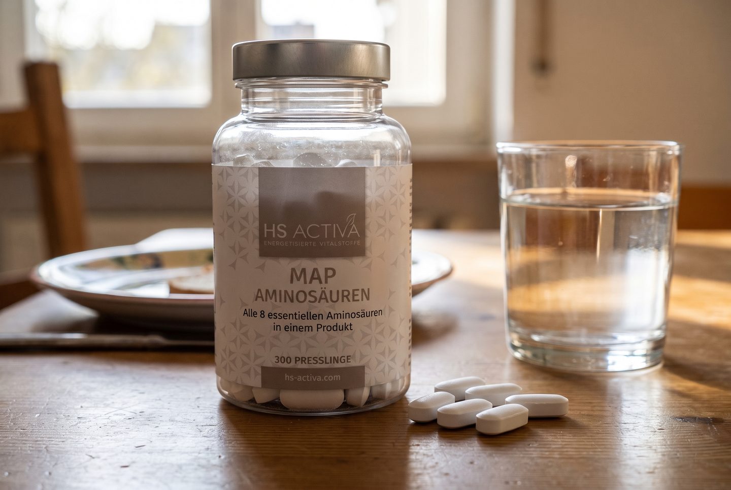 MAP-Dose auf dem Küchentisch, daneben Presslinge und ein Glas Wasser im Morgenlicht